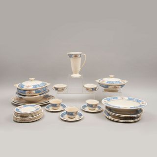 Servicio abierto de vajilla. Inglaterra, siglo XX. Elaborado en porcelana Myott Staffordshire. Con cenefa azul y bouquets. Piezas: 48.