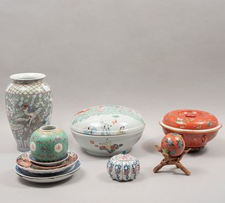 Lote de 11 piezas. China y Japón. Siglo XX. Uno Familia rosa. En porcelana y cerámica. Consta de: sopera, 2 jarrones, 5 platos, otros.
