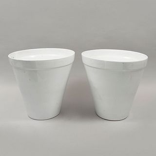 Par de macetas. Siglo XX. Elaboradas en cerámica. Color blanco. 39 x 40 cm. Ø