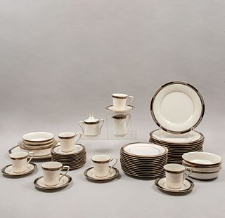 Servicio abierto de vajilla. Japón. Siglo XX. Elaborada en porcelana de Noritake. Modelo Society Satin. Piezas: 77.