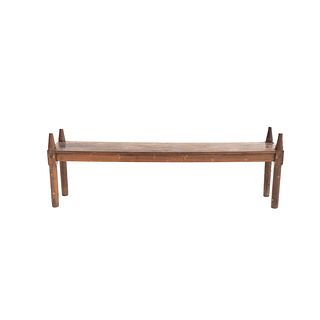 Banca para iglesia. Siglo XX. En talla de madera. Con asiento liso, fustes a manera de estaca. 70 x 208 x 37 cm.