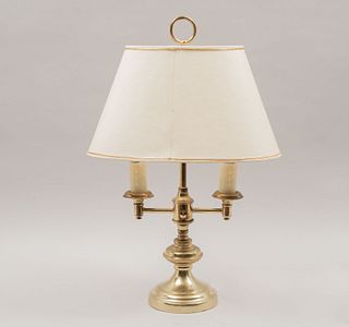 Lámpara de mesa. Siglo XX. Estilo Victoriano. Elaborado en latón dorado con pantalla conica de tela con anillado superior.