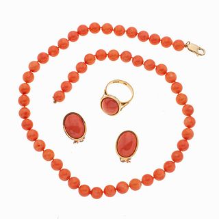 Collar, anillo y par de aretes con corales y oro amarillo de 14k. 52 esferas de corales color naranja. 3 cabujones de corales en...
