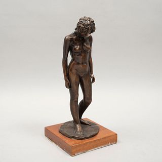 Ricardo Ponzanelli. Mujer. Firmado. Fundición en bronce 1/12. Con base. 36 x 13 x 14 cm.