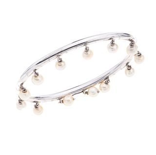 Pulsera con perlas en oro blanco de 14k. 13 perlas cultivadas color crema de 5 mm. Peso: 20.6 g.