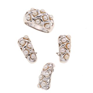 Anillo, pendiente y par de aretes con perlas en oro blanco de 14k. 23 perlas cultivadas color blanco de 4 mm. Talla: 8. Peso:...