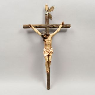 Cristo en la cruz. Siglo XX. Elaborado en fibra de vidro y madera. Decorado con resplandor y cartela "INRI". 75 x 41 x 12 cm.