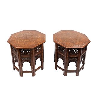 Par de mesas auxiliares. India, siglo XX. Elaboradas en madera tallada de caoba con incrustaciones de metal. A 2 cuerpos c/u. Pz: 2