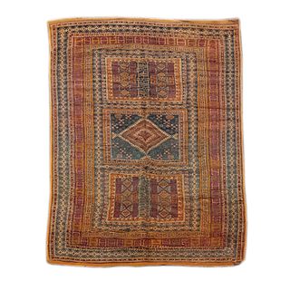 Tapete. Afganistán. Siglo XX. Anudado a mano en fibras de lana. Decorado con elementos geométricos. 256 x 148 cm.