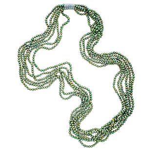 Seis collares de perlas cultivadas color verde de 4 mm. Peso: 158.3 g.