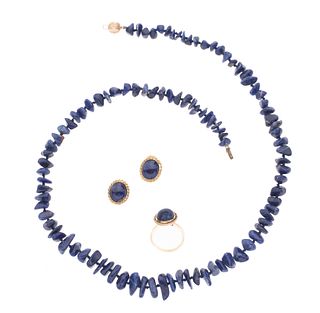 Collar, anillo y par de aretes con lapislázuli en oro amarillo de 14k. 3 cabujones de lapislázuli. Talla: 7. Peso: 45.9 g.