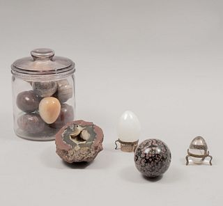 Lote de huevos decorativos y geoda. Siglo XX. Tallas en diferentes tipos de mármol, onix y obsidiana entre otros. Pz: 14