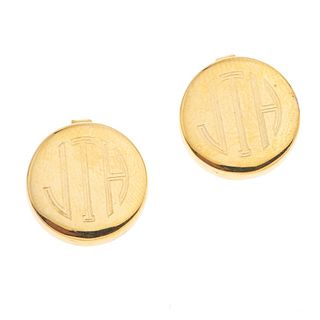 Dos cubre botones en oro amarillo de 14k. Peso: 3.1 g.