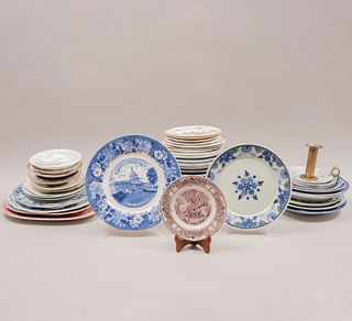 Lote de platos, platón y portavelas. Diferentes orígenes y diseños. SXX. En porcelana, una Limoges, cerámica y semiporcelana. Pzs: 40.