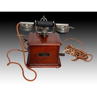 EARLY 20TH CENTURY FRENCH WOODEN CRANK DESK PHONE