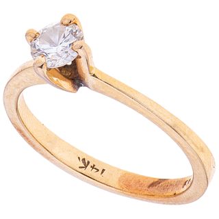SOLITAIRE DIAMOND RING. 14K YELLOW GOLD
