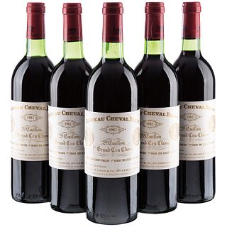 Château Cheval Blanc. Cosecha 1982. St. Émilion. 1er. Grand Cru Classé. Niveles: uno llenado alto y cuatro en el cuello. Piezas: 5.
