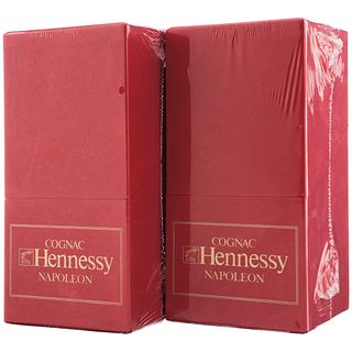Hennessy Napoléon. Red book edition. Cognac. Francia. En estuche. Piezas: 2.