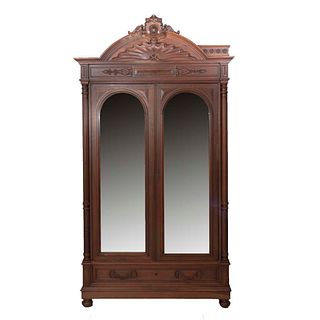 Armario. Francia. SXX. Estilo Enrique II. En talla de madera de nogal. 2 puertas abatibles, con espejo, cajón con tiradores de metal.