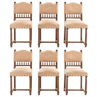 Lote de 6 sillas. Francia. Siglo XX. Estilo Enrique II. En madera de nogal. Con respaldos semiabiertos y asientos en tapicería arena.
