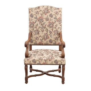 Sillón. Francia. Siglo XX. Estilo Luis XIII. En talla de maderas de nogal. Con respaldo cerrado y asiento en tapicería floral.
