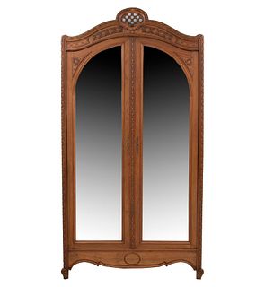 Armario. Francia. Siglo XX. En talla de madera de roble. Con 2 puertas con espejo de luna irregular y soportes tipo cabriolé.