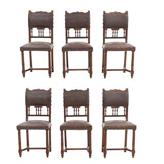 Lote de 6 sillas. Francia. Siglo XX. Estilo Enrique II. En talla de madera de nogal. Con respaldos semiabiertos y asientos tipo piel.