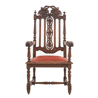 Sillón. Francia. Siglo XX. En talla de madera de roble. Con respaldo semiabierto y asiento en tapicería color bermellón.