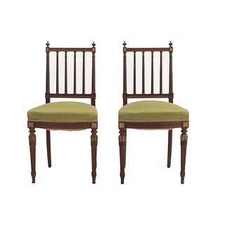 Lote de 2 sillas. Francia. SXX. En madera de roble. Con respaldos a manera de columnata y asientos en tapicería color verde.