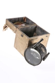 A 1918 BRITISH ARMY DAYLIGHT SIGNALLING LAMP, in wooden box.