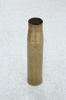 A LARGE WORLD WAR II BRITISH 4 1/2-INCH BRASS SHELL CASE. 69.5cm