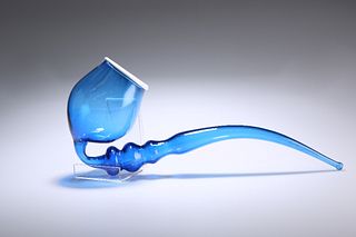 A LARGE VICTORIAN "END OF DAY" BLUE GLASS PIPE, with white trailed rim to t