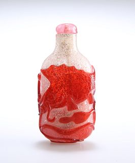 A CHINESE OVERLAY GLASS CARP SNUFF BOTTLE, 19TH CENTURY, the flattened ovoi