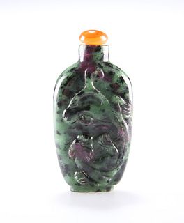 A CHINESE OVERLAY GLASS SNUFF BOTTLE, 19TH CENTURY, the mottled green ovoid