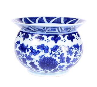A CHINESE MING STYLE BLUE AND WHITE PORCELAIN VASE, of squat form with broa