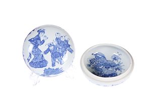 A CHINESE BLUE AND WHITE PORCELAIN BOX AND COVER, bun-shaped, decorated wit