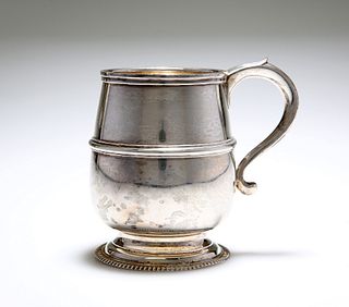 A GEORGE V SILVER TANKARD,?PEARCE & SONS,?LONDON 1932, of barrel form with 