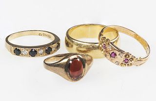 A COLLECTION OF FOUR YELLOW GOLD RINGS to include a 9ct garnet set signet r