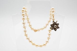 A CULTURED PEARL NECKLACE, the thirty-nine uniform cultured pearls each str
