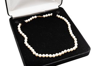 A CULTURED PEARL NECKLACE
 The single strand of 7.0mm - 7.4mm cultured pear