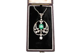 AN EARLY 20TH CENTURY EMERALD AND DIAMOND PENDANT NECKLACE 
 The scrolling 