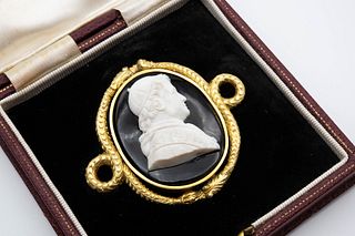 A 19TH CENTURY BANDED AGATE CAMEO BROOCH 
 The oval-shaped banded agate pla
