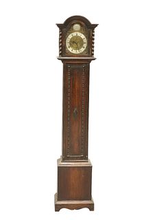 AN EARLY 20TH CENTURY OAK THREE-TRAIN GRANDMOTHER CLOCK, the arched hood wi