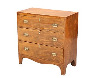 A GEORGE III MAHOGANY CHEST OF DRAWERS, EARLY 19TH CENTURY, the cross-bande
