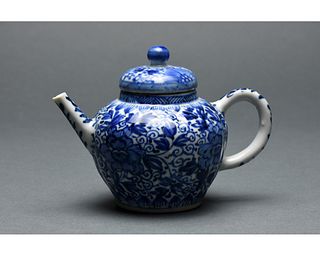 CHINESE KANGXI BLUE AND WHITE PORCELAIN TEA POT
