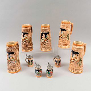 Servicio abierto de tarros cerveceros. Japón y otro, años 70. Elaborados en cerámica vidriada con policromía y tapas de pewter. Pz: 9
