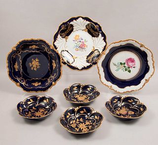 Lote de porcelana. Alemania Siglo XX Elaborados en porcelana JLMenau Graf Von Henneberg Consta de 3 platones y 4 platos bota...