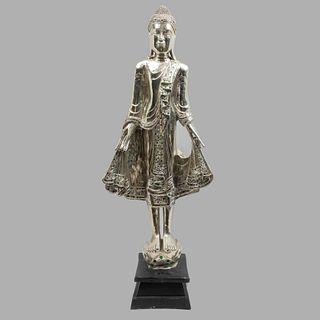 Príncipe Siddharta Gautama (Buda). Origen oriental. Siglo XX. Elaborado en resina plateada. Con base de color negro. 115 x 43 x 20 cm.