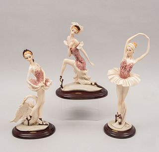 Juego de 3 bailarinas Italia. Siglo XX. En pasta. Diseños de Giuseppe Armani para Florence Sculture d' Arte. 36 cm (mayor).