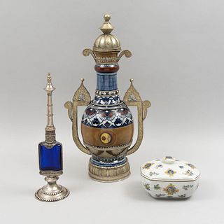 Tibor, licorera y alhajero. Marruecos y China. Elaborados en cerámica policromada, vidrio y lámina repujada. Piezas: 3